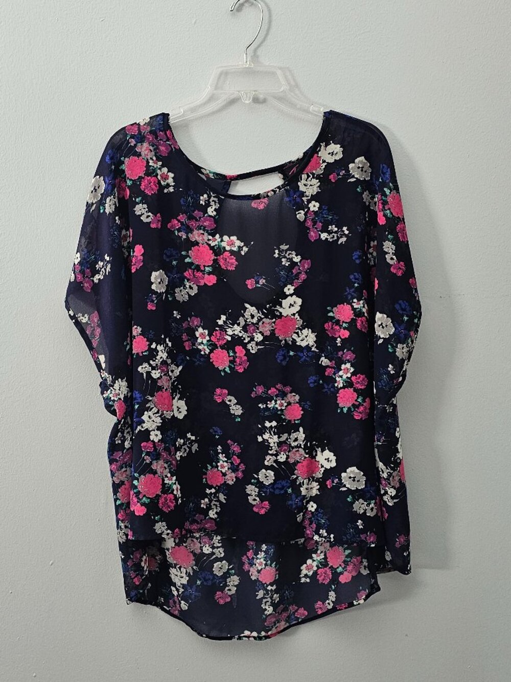 Torrid Navy Floral Hi Low Blouse Keyhole Back Size 2